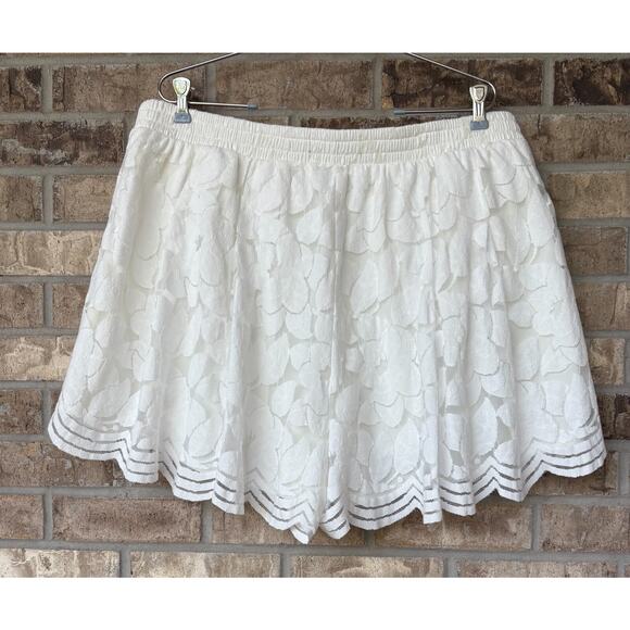 Torrid Women Shorts Size 1 PLUS 1X White Floral Overlay Lace Elastic Waist Skort - Picture 9 of 11